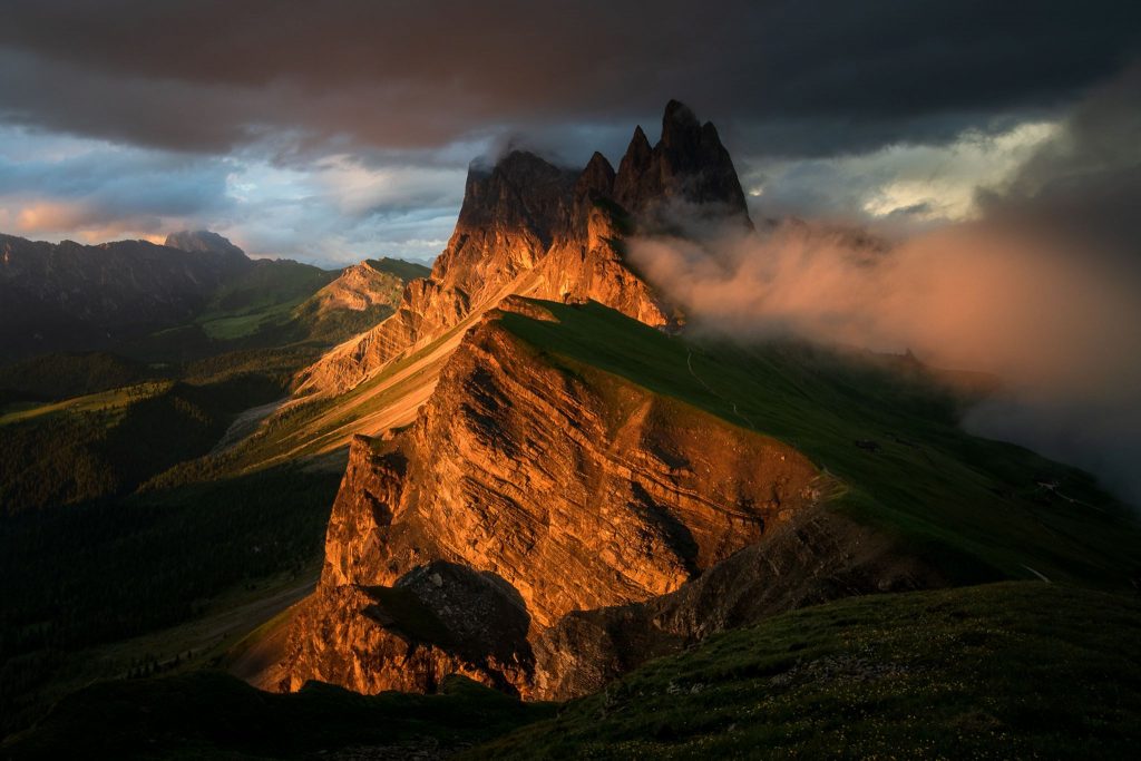 Seceda یک قله فوقالعاده در رشته کوه دولومیت در شمال شرق ایتالیا است و عکاس سعی کرده است در زمان طوفان ناگهانی از آن تصویربرداری کند. عکاس: TOMASZ PRZYCHODZIEŃ